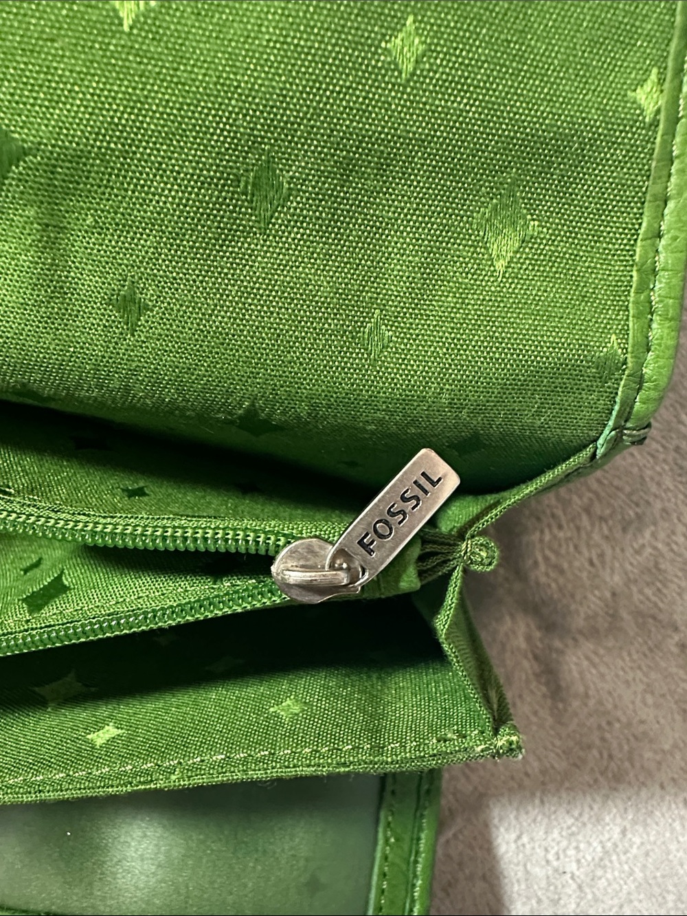 EUC Fossil Green Leather Trifold Wallet 💚 - Picture 11 of 13
